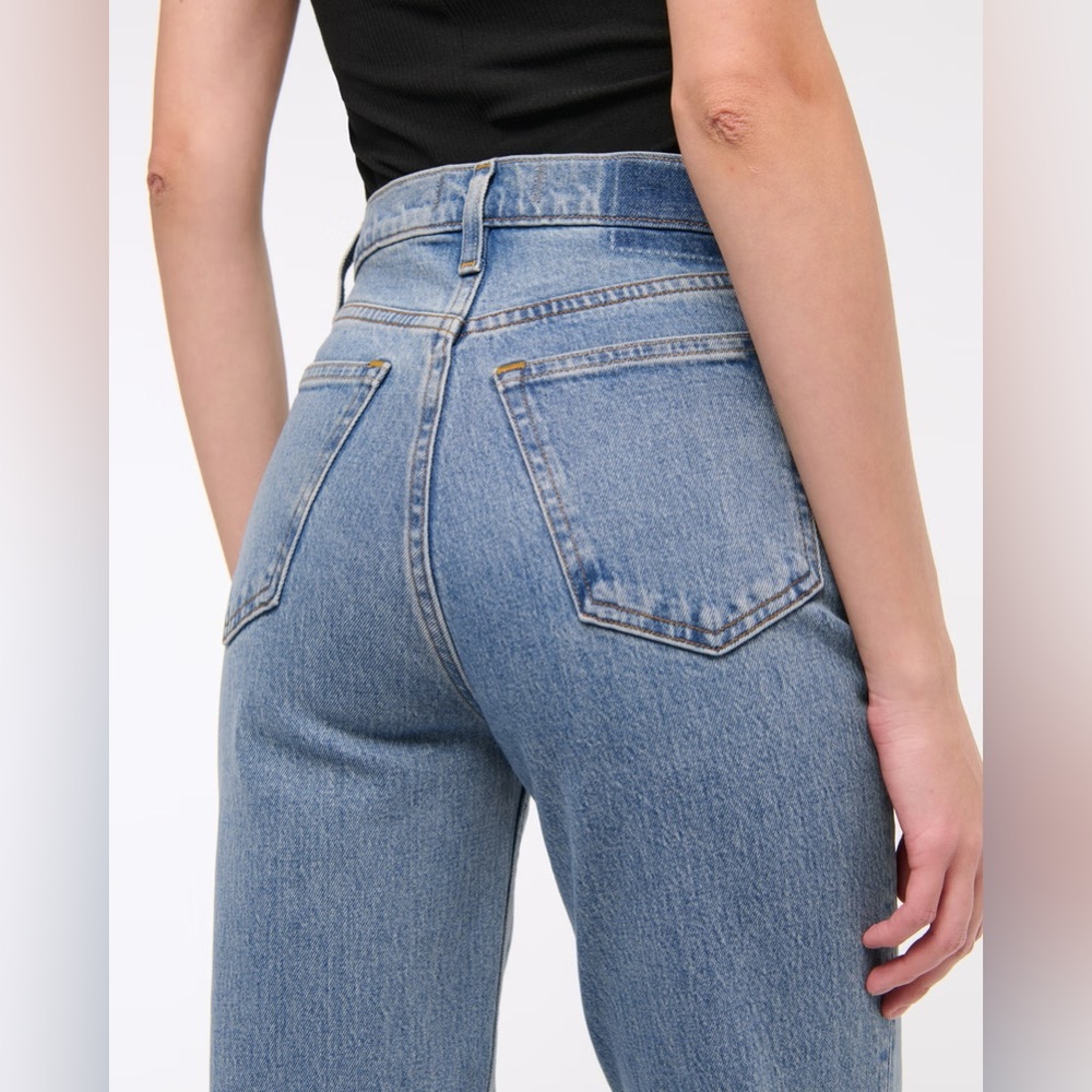 Abercrombie 90’s ultra high rise straight leg jeans in size 28.